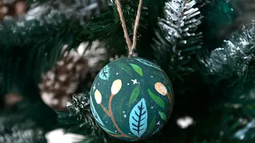 Dekorativer Anhänger am Weihnachtsbaum.