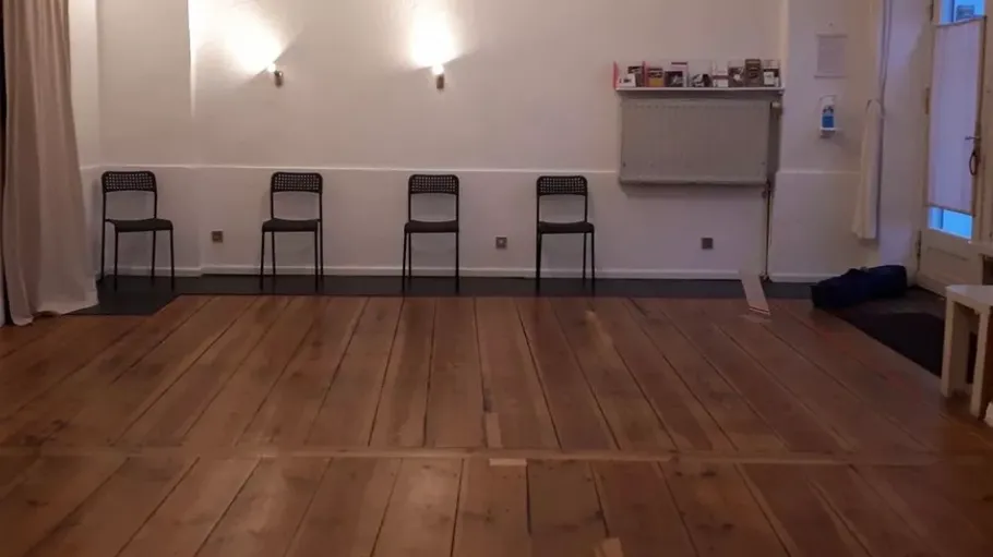 Vier Stühle an der Wand in einem Raum.