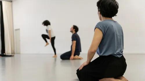 Menschen üben Tanzbewegungen in einem Studio.