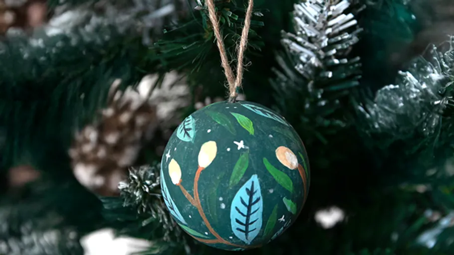 Dekoratives Ornament hängt am Weihnachtsbaum.