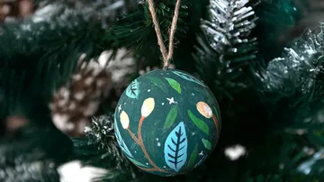 Handbemalter Baumschmuck am Weihnachtsbaum.