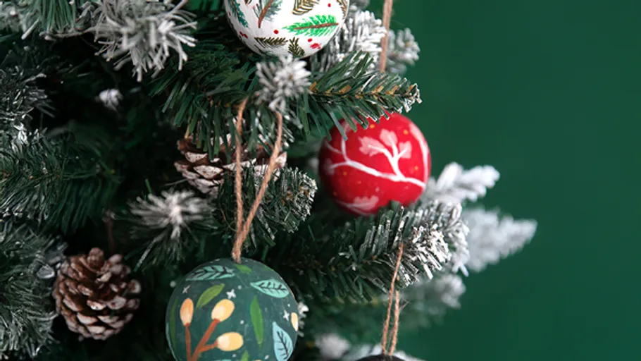 Geschmückter Weihnachtsbaum mit bunten Kugeln.