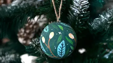 Dekorativer Schmuck hängt an einem Weihnachtsbaum.