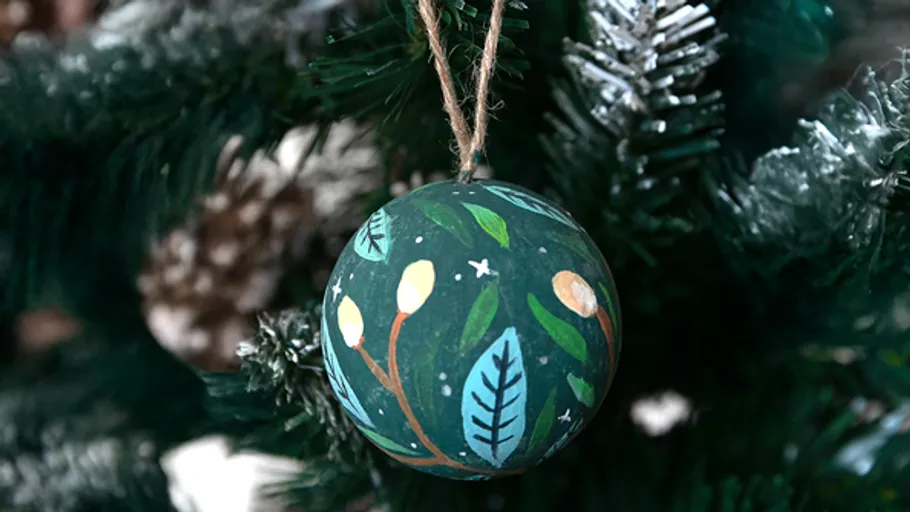 Dekorativer Schmuck hängt an einem Weihnachtsbaum.