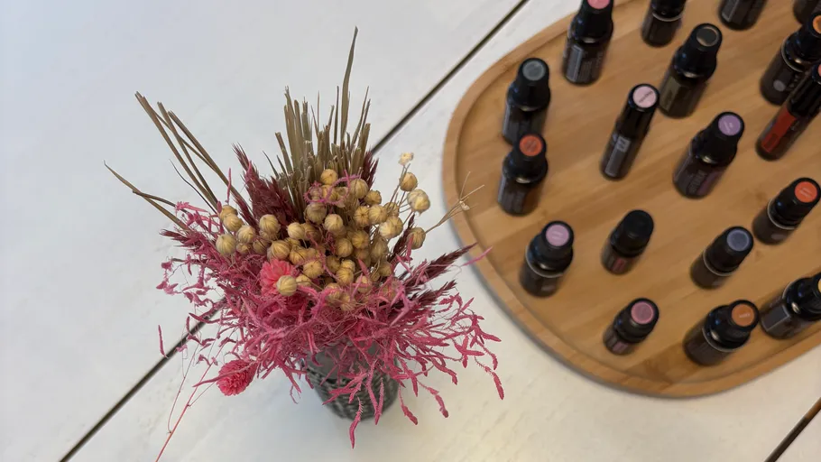 Getrocknete Blumen neben einem Flaschentablett.