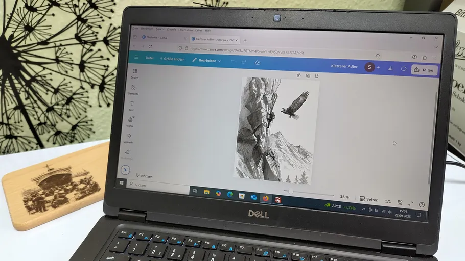 Laptop zeigt Adler-Kunstwerk neben Wanddekoration.