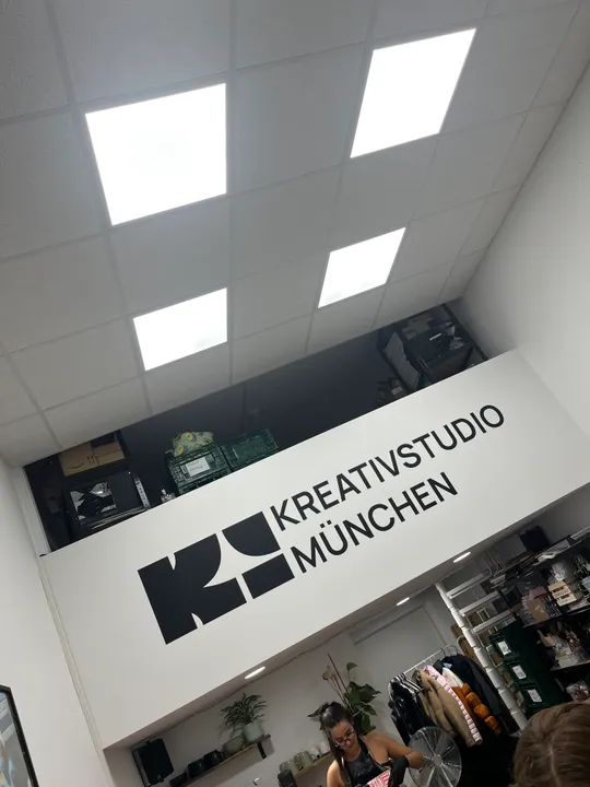 Person arbeitet im Kreativstudio, Innenraum.