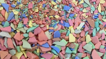 Bunte Schaumstoffstücke auf Oberfläche verstreut.