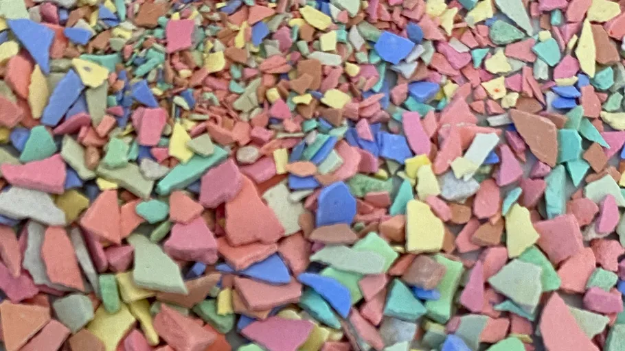 Bunte Schaumstoffstücke auf Oberfläche verstreut.