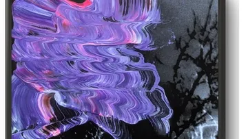 Abstrakte violette Pinselstriche auf dunklem Hintergrund.