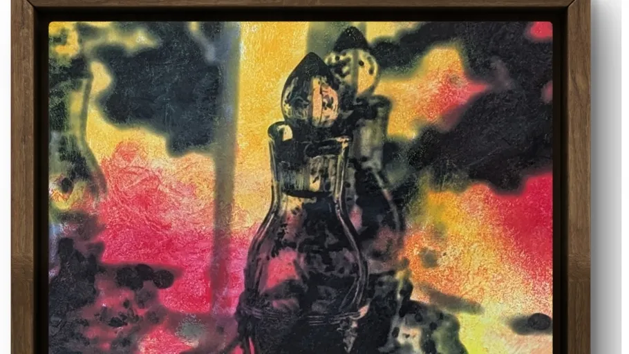 Abstrakte Kunst mit Flaschen und hellen Farben.