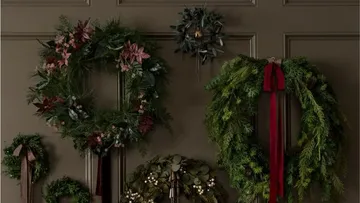 Verschiedene Weihnachtskränze an der Wand.