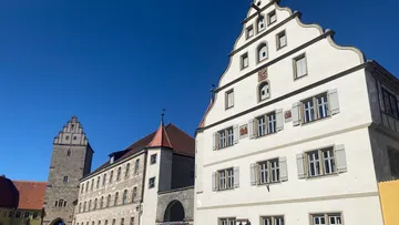 Historische Gebäude unter klarem blauen Himmel.