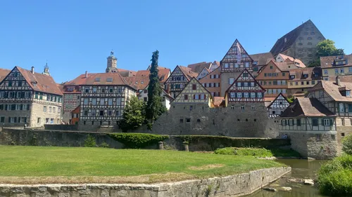 Historische Fachwerkgebäude an einem Fluss.