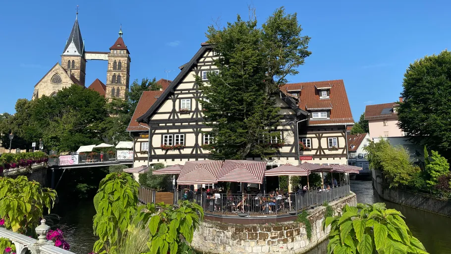 Fachwerkhaus mit Café am Flussufer.