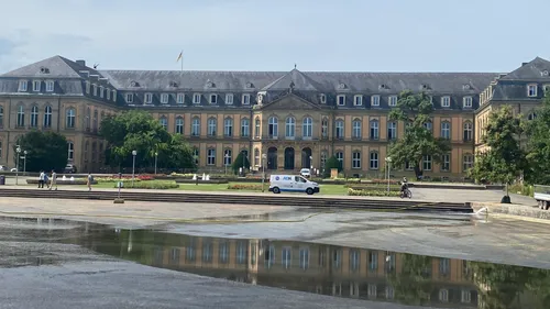 Großes historisches Gebäude mit Passanten draußen.