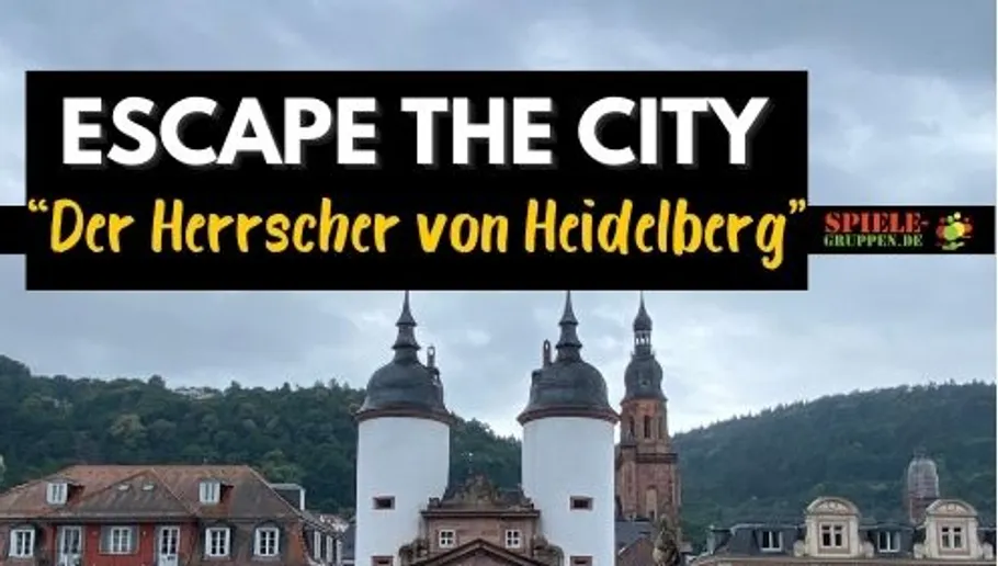 Stadtbild mit Türmen unter wolkigem Himmel.