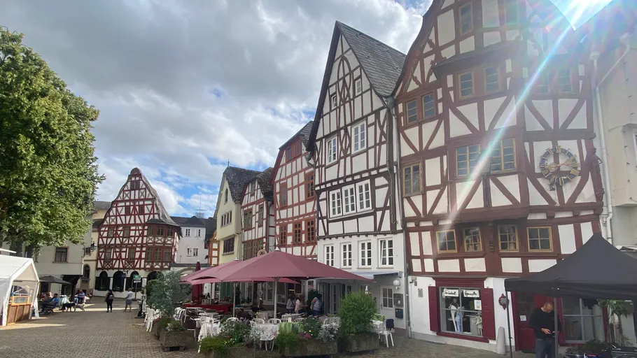 Fachwerkhäuser auf einem gemütlichen Platz.