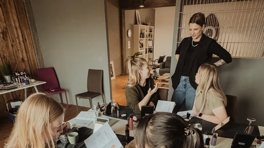 Frauen diskutieren Schönheitsprodukte im Salon.