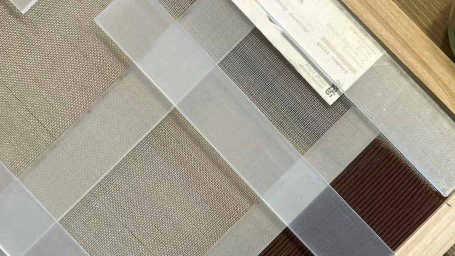 Überlappende Gitterplatten mit Holzoberfläche.