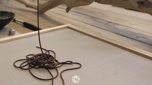 Schokolade wird auf ein Holztablett extrudiert.