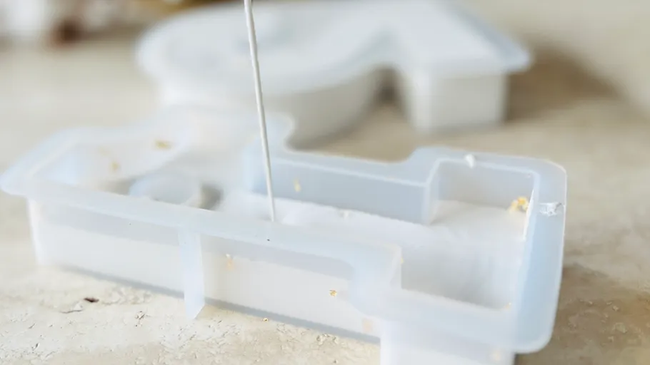 Form der Eins wird gefüllt, Tischoberfläche.