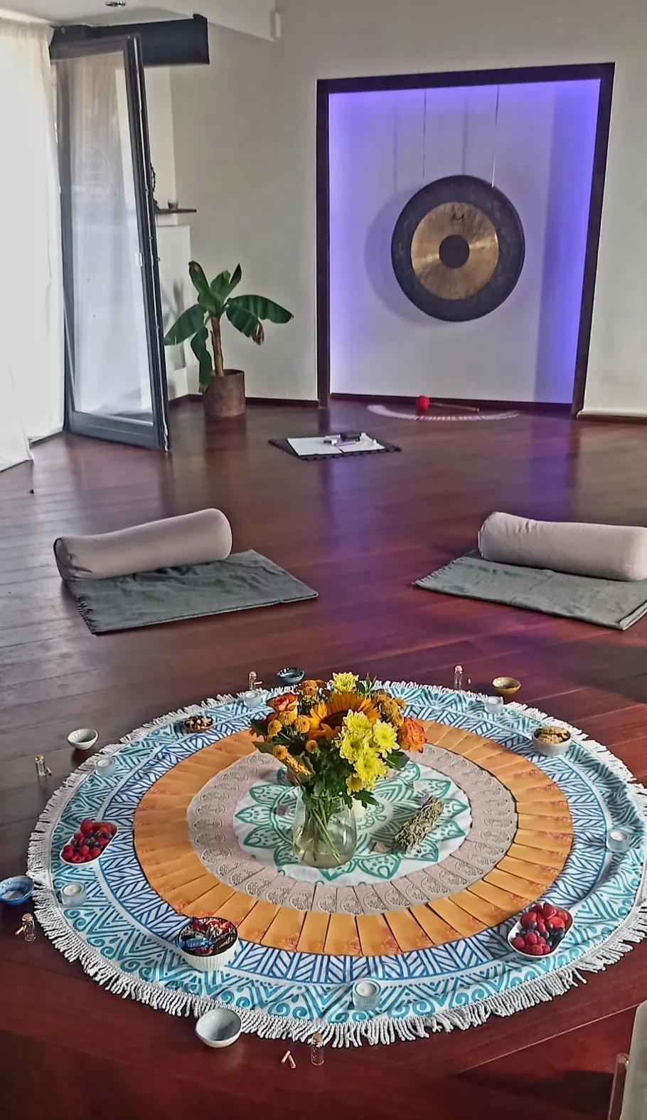 Meditationsraum mit Blumen und Kissen.