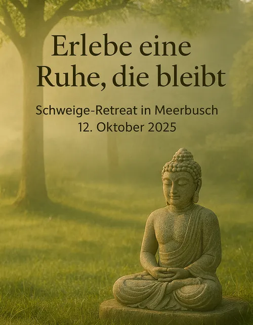 Buddha-Statue sitzt im nebligen Wald.