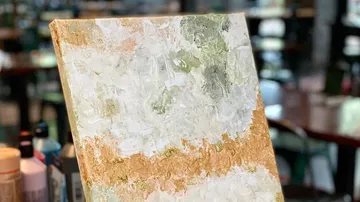Abstraktes Gemälde mit Texturstrichen drinnen.