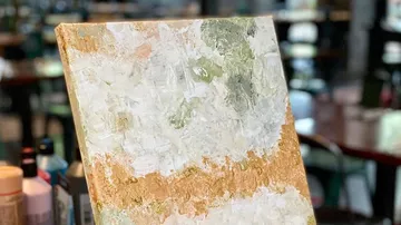 Abstraktes Gemälde auf Staffelei im Atelier.