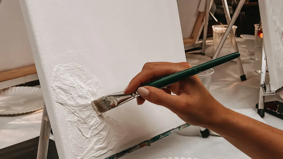 Hand malt auf Leinwand im Kunststudio.