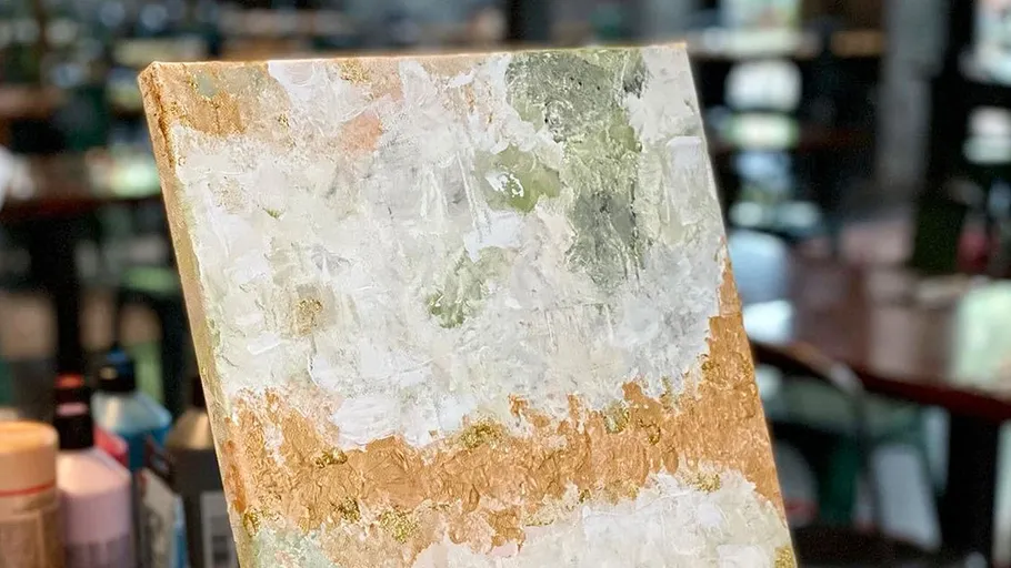 Abstraktes Gemälde mit grünen und goldenen Tönen.