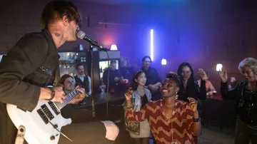 Musiker singt und spielt Gitarre in Bar.