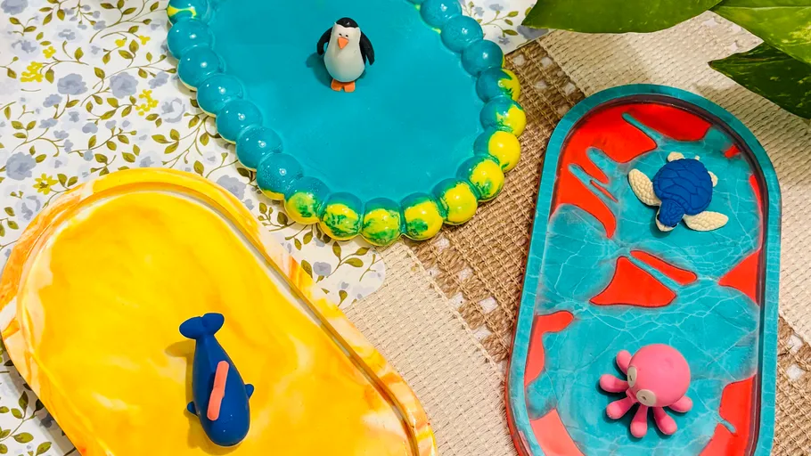 Bunte Seifenschalen mit kleinen Tierfiguren.