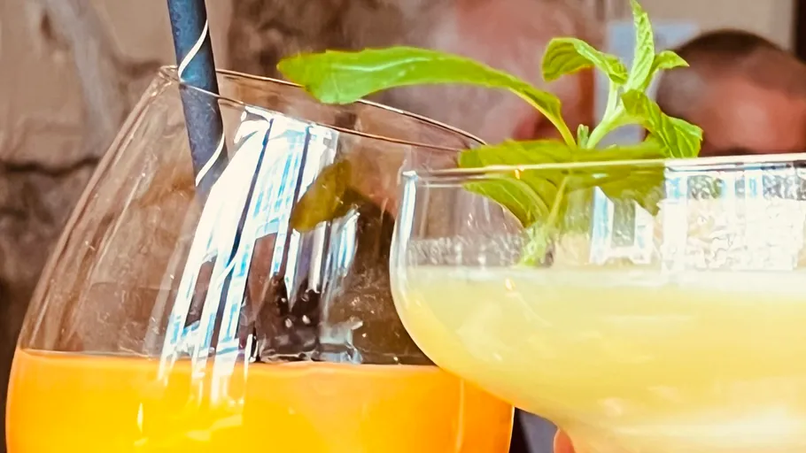 Zwei Cocktails stoßen im Ziggy's Bar an.