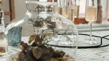 Sektgläser auf Tisch mit Dekoration.