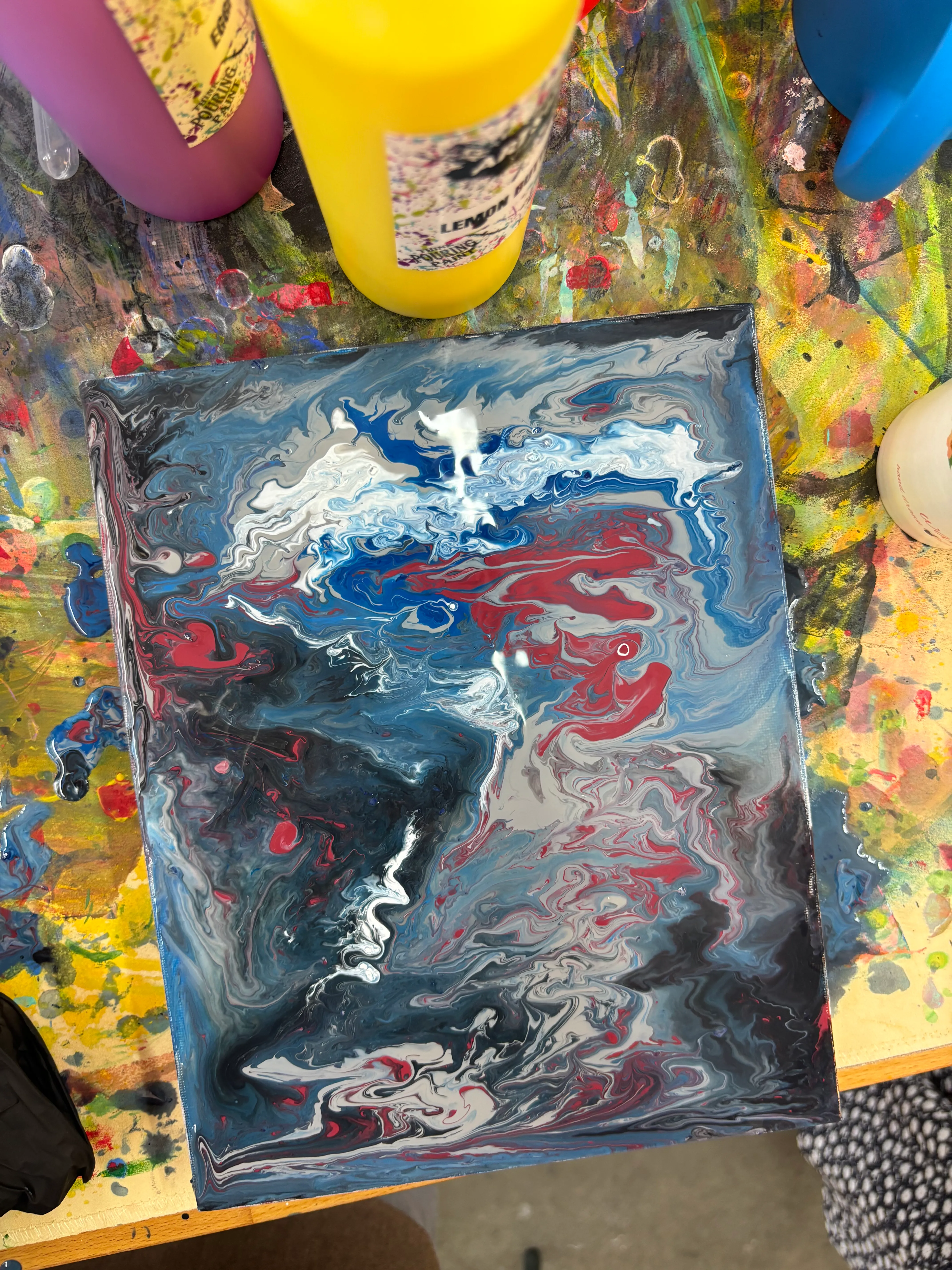 Abstrakte Malerei mit bunten, wirbelnden Mustern.