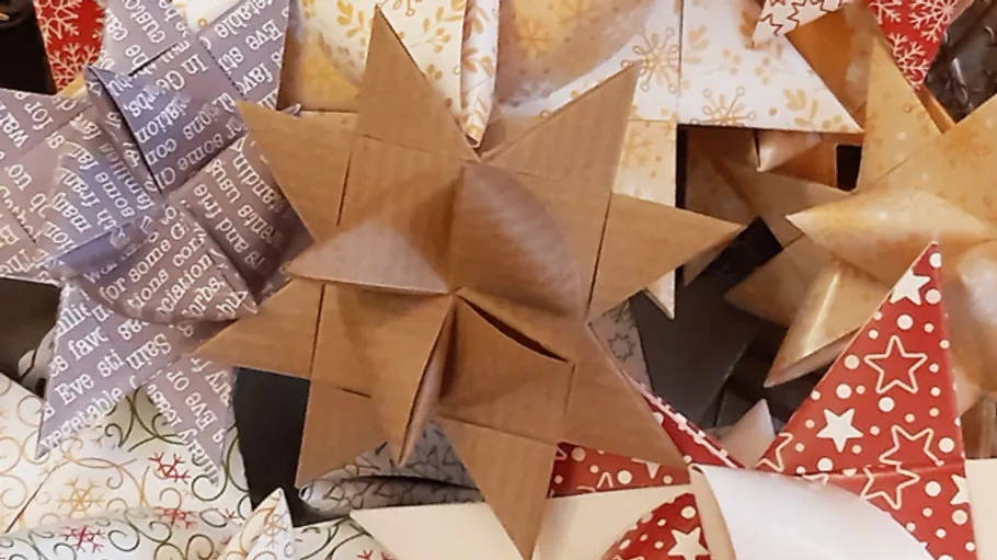 Gefaltete Papiersterne mit verschiedenen Mustern.