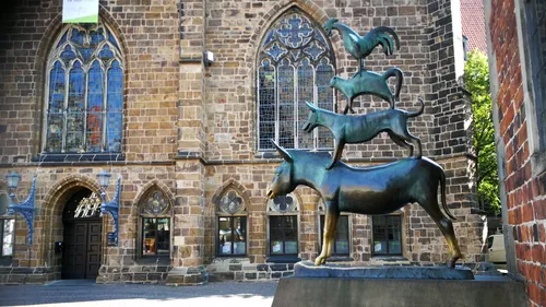 Tierstatue vor historischem Gebäude.