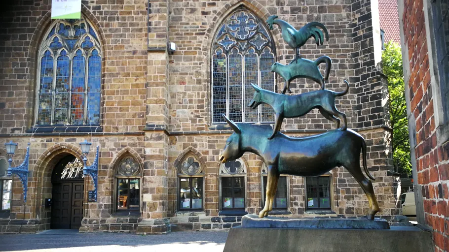 Tierstatue vor historischem Gebäude.