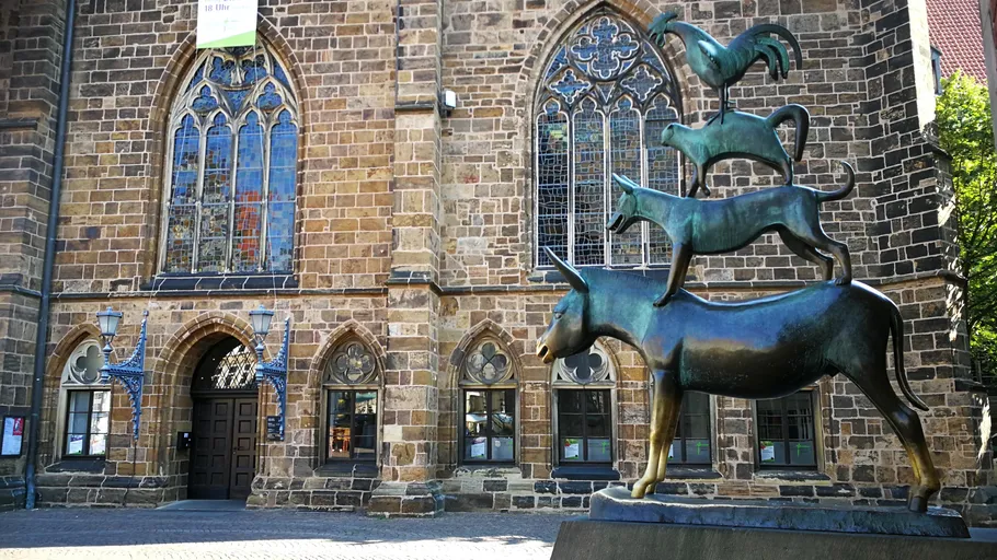 Tierstatue vor einer Kirche.