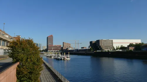 Boote im Kanal mit Stadtgebäuden.