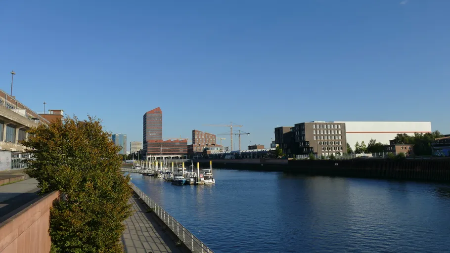 Boote im Kanal mit Stadtgebäuden.