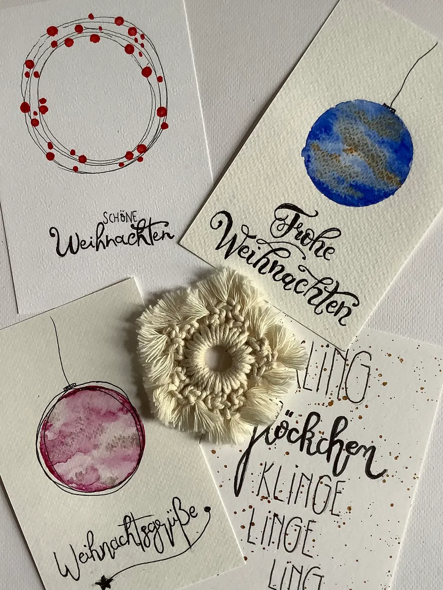 Handgemachte Weihnachtskarten mit künstlerischen Designs.
