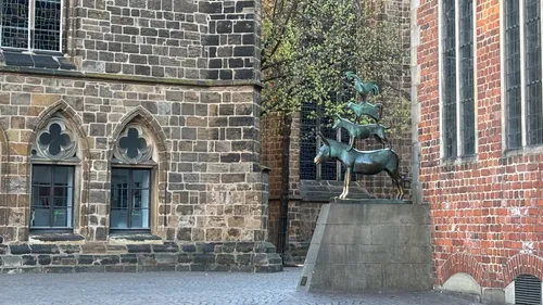 Tierstatue vor Ziegelgebäude im Hintergrund.