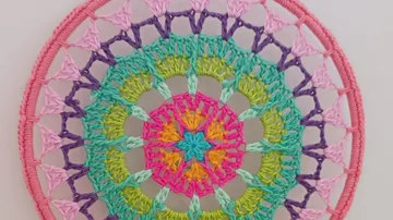 Buntes Häkelmandala mit komplexen Mustern.