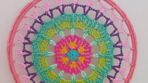 Buntes Häkelmandala mit komplexen Mustern.