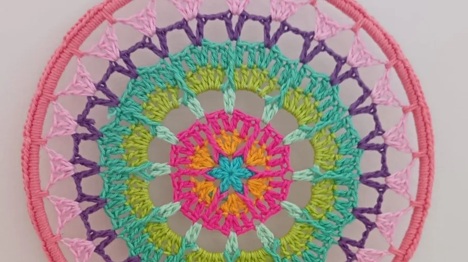 Buntes Häkelmandala mit komplexen Mustern.