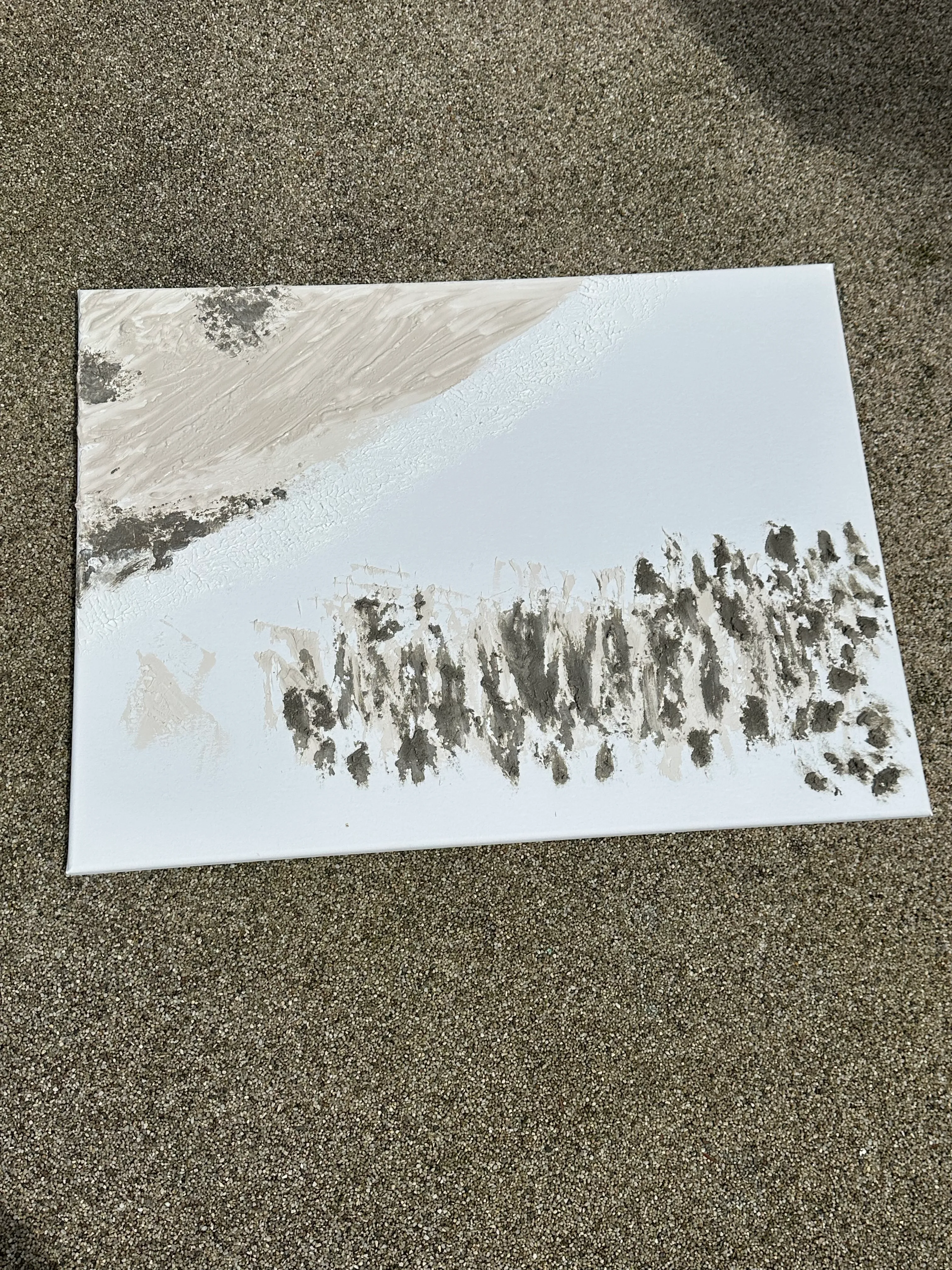 Abstraktes Gemälde mit Erdtönen auf Leinwand.