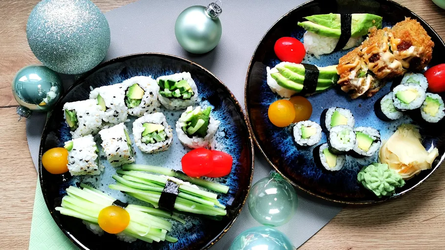 Teller mit Sushi und Weihnachtsdekorationen.
